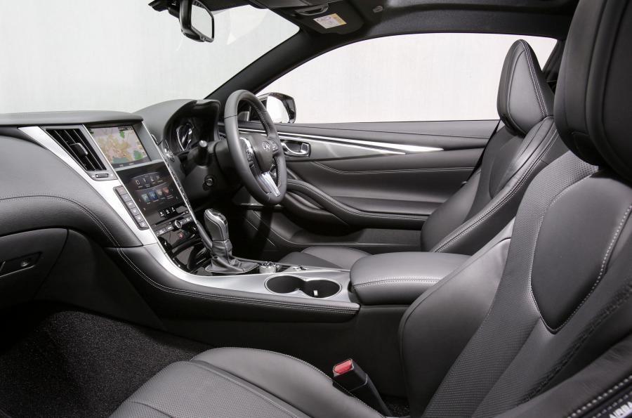 Интерьер Infiniti Q60 2.0t 2016 года  (AU) (фото 2 из 30)